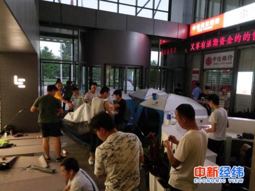 从上周开始,在乐视大厦讨债的供应商在大厅内支起了帐篷 受访者供图