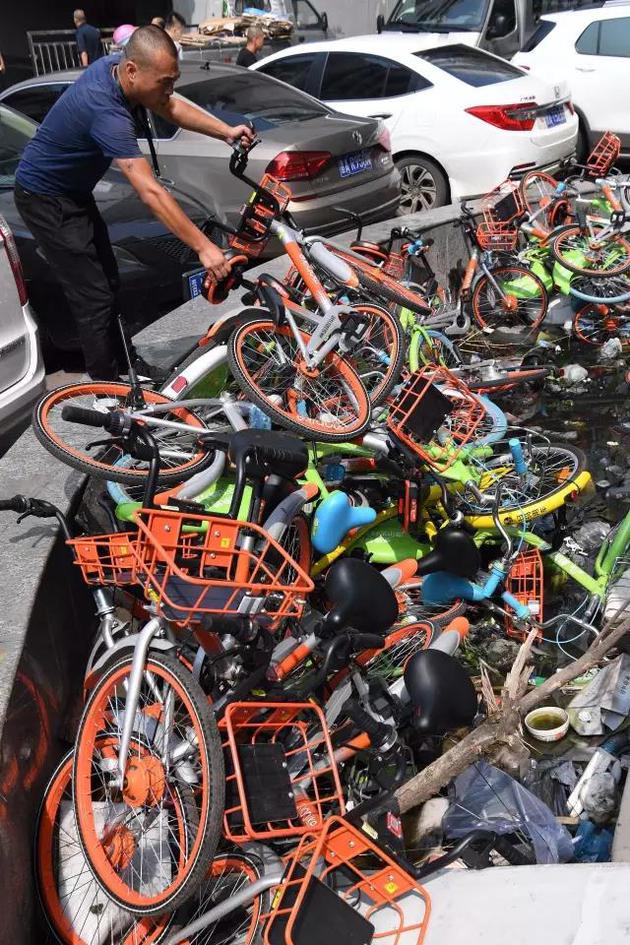被堆放的共享单车。