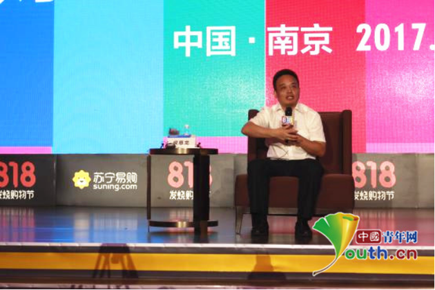 苏宁易购总裁侯恩龙接受记者采访。中国青年网实习记者 肖戎川摄