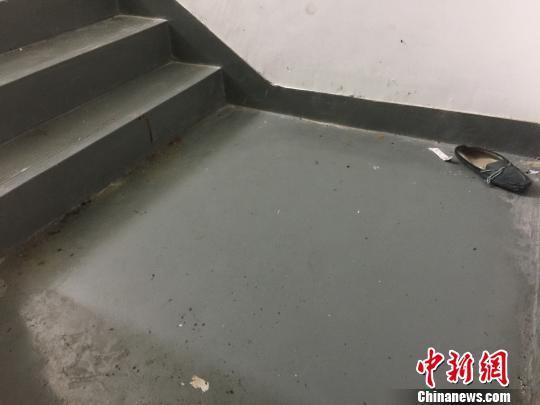 父亲住女儿家门口楼道后续 女儿：他拿了钱走了