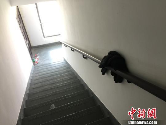 父亲住女儿家门口楼道后续 女儿：他拿了钱走了